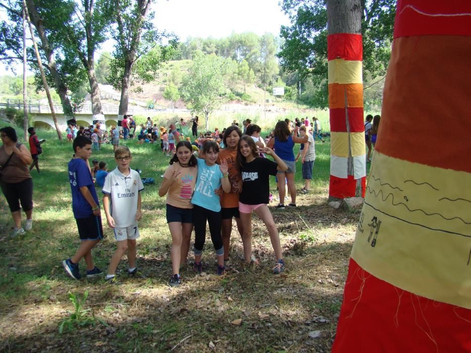 Infants de Sant Salvador creen el 'bosc de l'alegria'