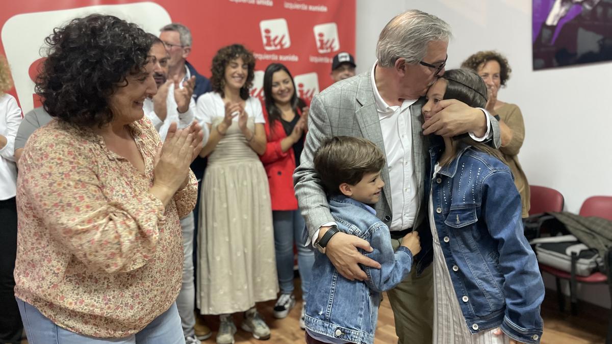 Aníbal Vazquez abraza a sus nietos, Daniela y Joel.