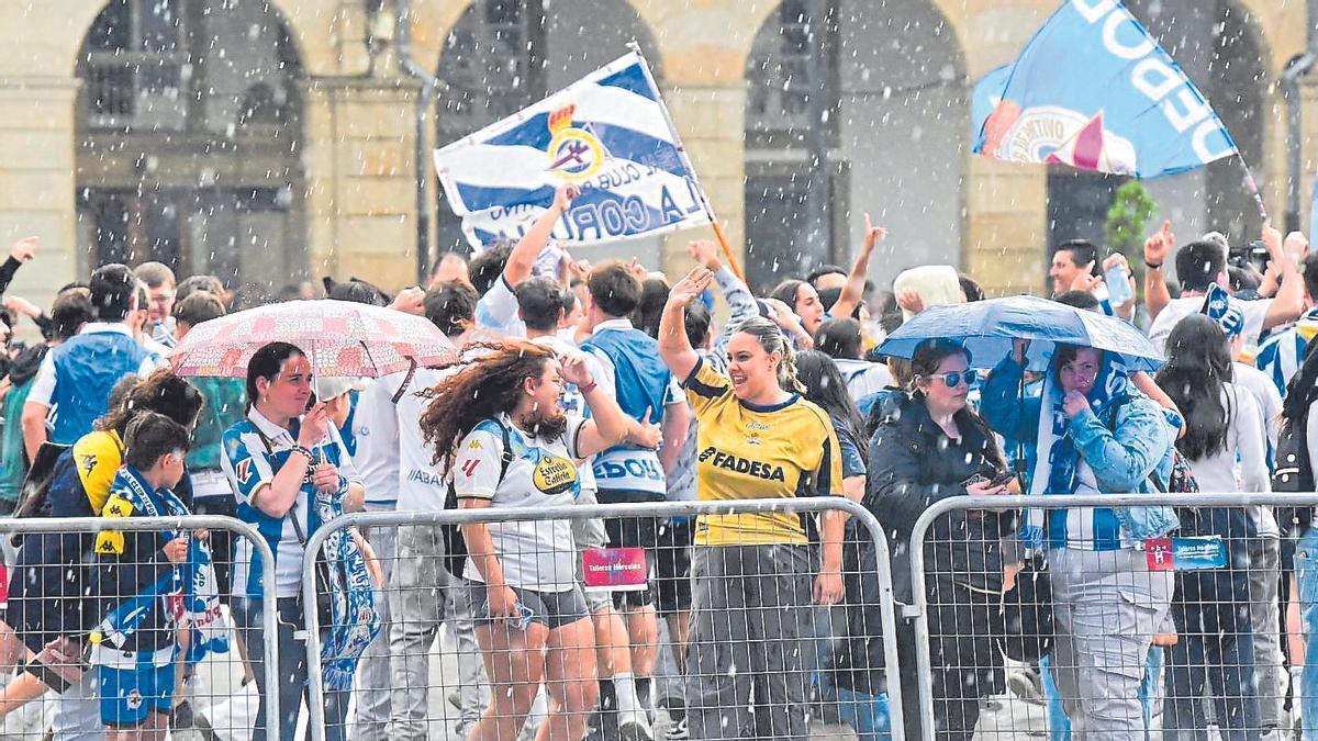 Aficionados de todas las edades bailan y celebran el ascenso en la plaza de María Pita bajo el aguacero.
