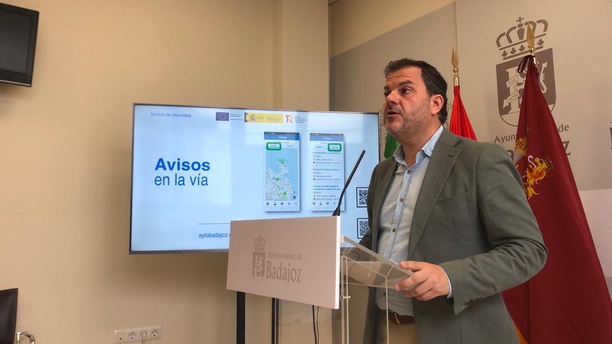 El concejal Javier Gijón en la presentación de la app ‘Ciudad Badajoz’, hoy.