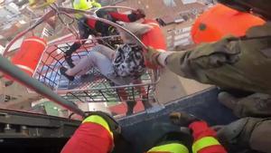 Rescate desde un helicóptero de la UME en una zona afectada por la dana