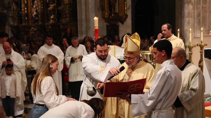 Casi cuatrocientas personas reciben el bautismo y la confirmación en una multitudinaria ceremonia en la Catedral de Oviedo