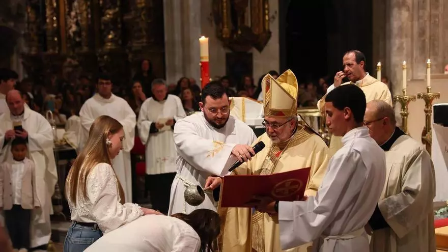 Casi cuatrocientas personas reciben el bautismo y la confirmación en una multitudinaria ceremonia en la Catedral de Oviedo