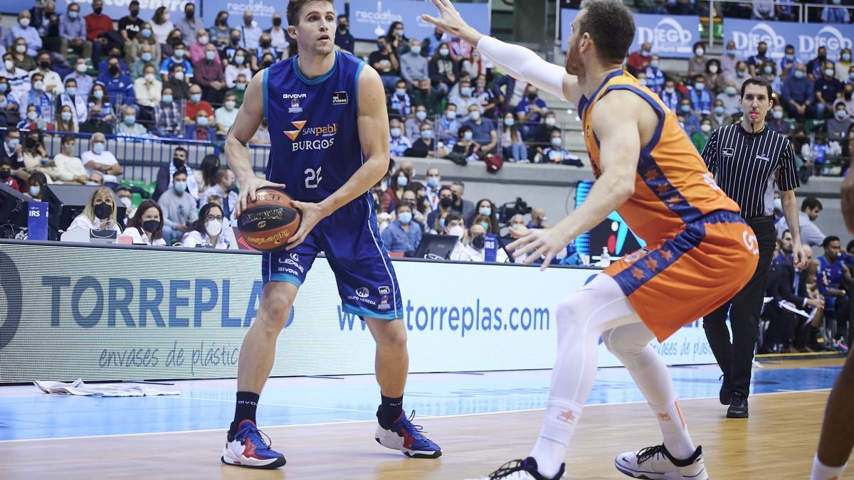 Víctor Claver defiende a Rabaseda, jugador del Burgos