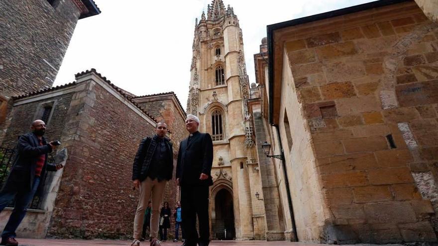 Alfonso Zapico, a la izquierda, y Benito Gallego, en la calle Santa Ana.