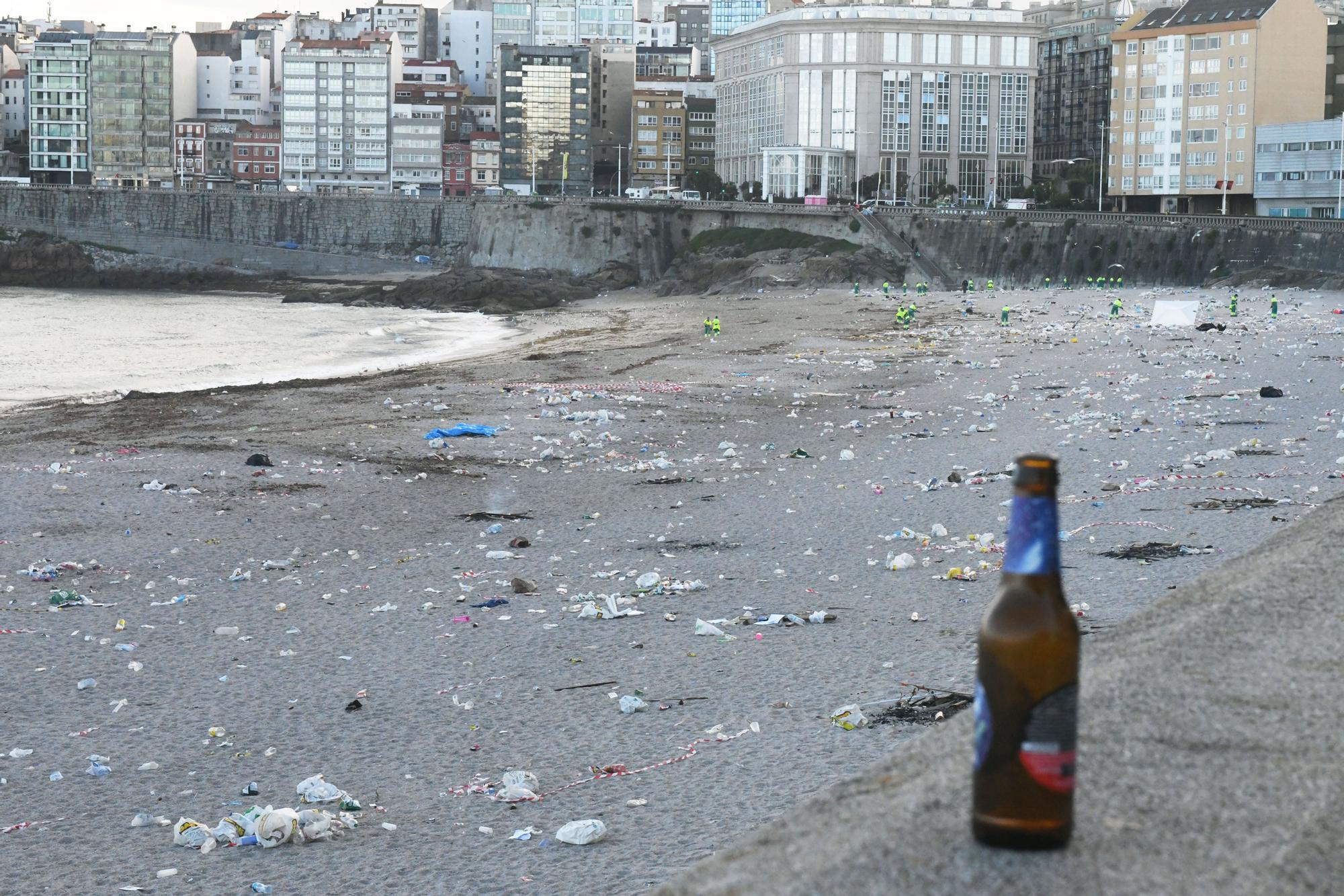 Adiós a la noche de San Juan de A Coruña: la fiesta da paso a los operarios de limpieza