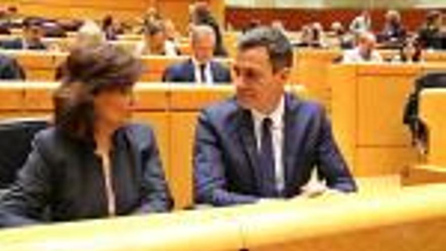 Carmen Calvo, amb Pedro Sánchez, ahir al Senat.