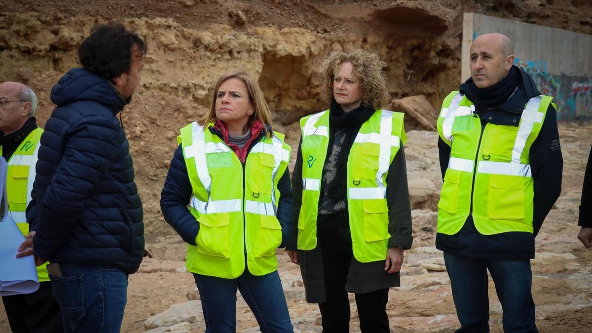 Pilar Bernabé, Amparo Folgado y Miguel Polo, atienden las explicaciones de los trabajos que se realizan en el barranco de l’Horteta.