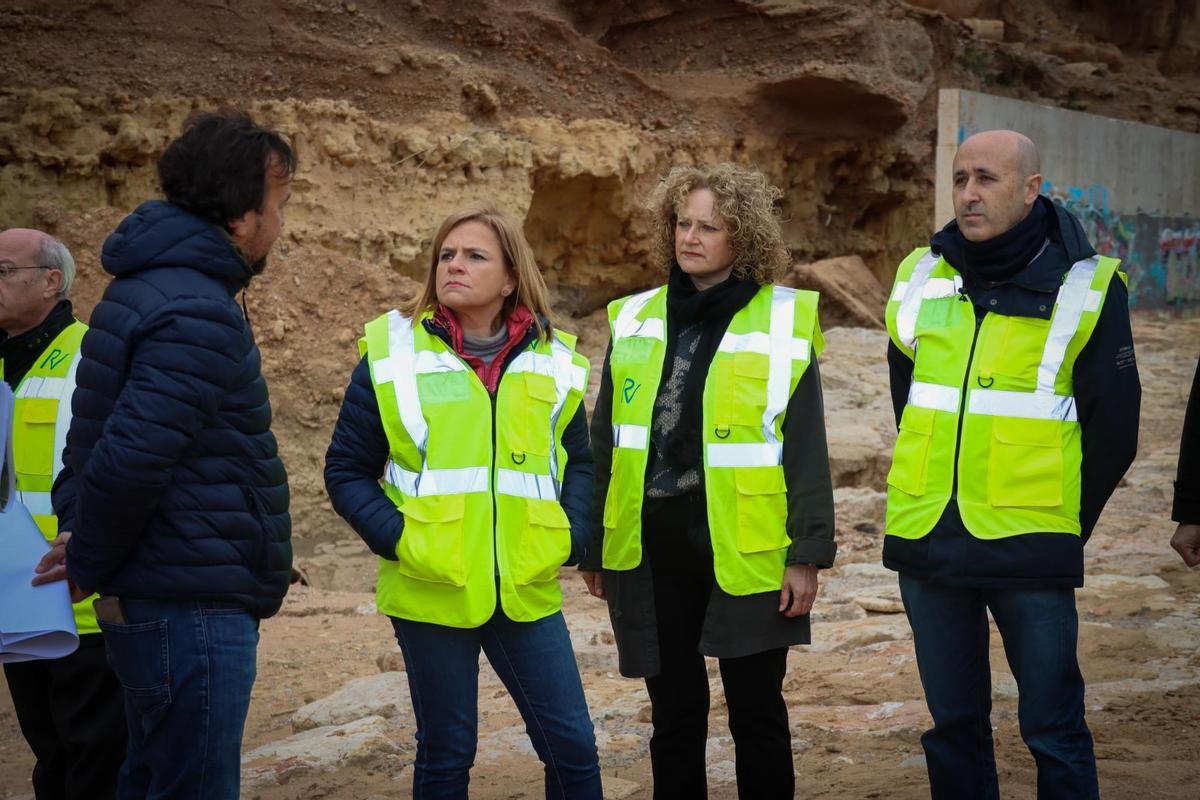 Pilar Bernabé, Amparo Folgado y Miguel Polo, atienden las explicaciones de los trabajos que se realizan en el barranco de l’Horteta.