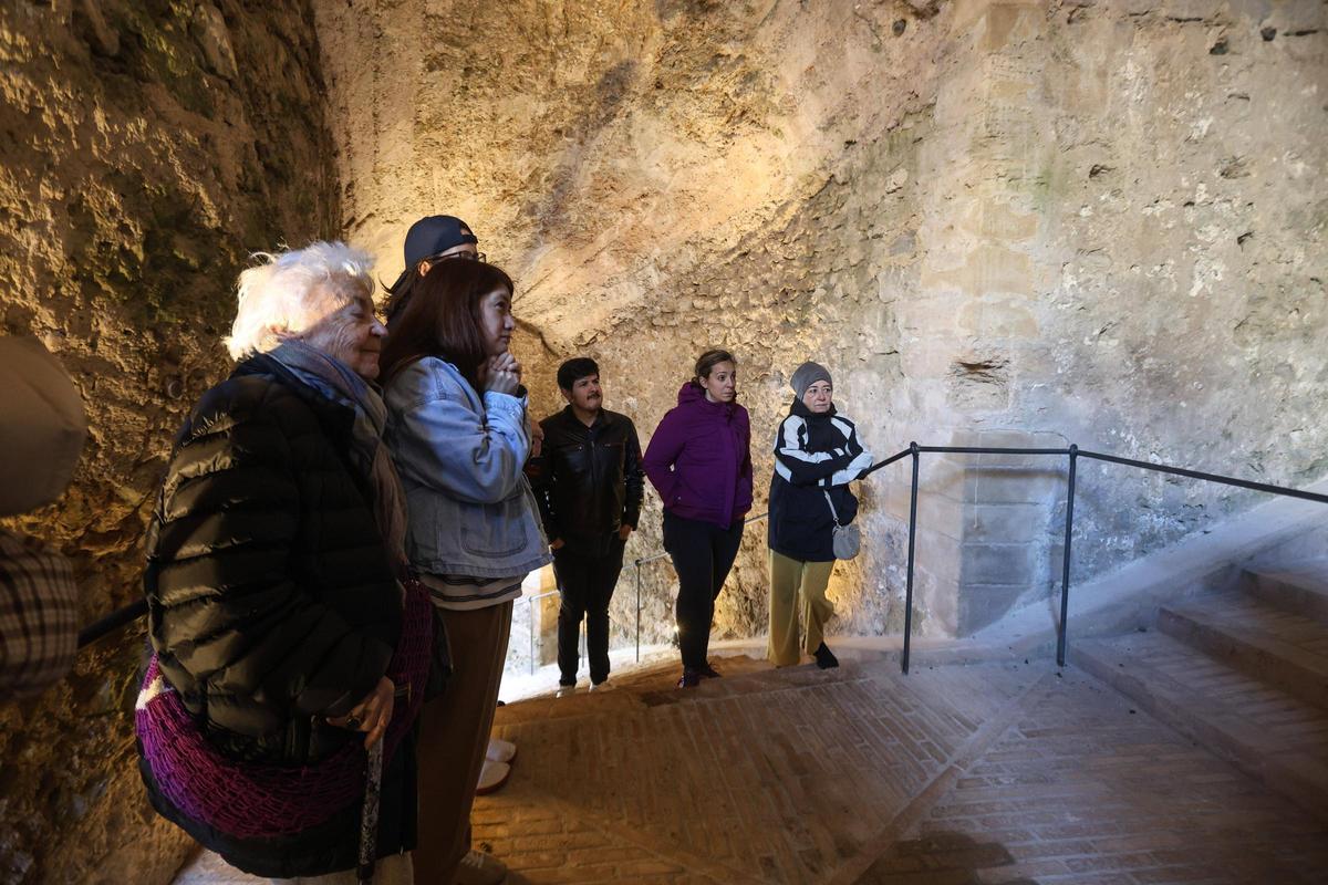 Los asistentes miran un vídeo en el acceso al baluarte de Sant Pere