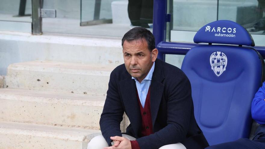 Javi Calleja en el banquillo del Ciutat de València antes del Levante - Burgos