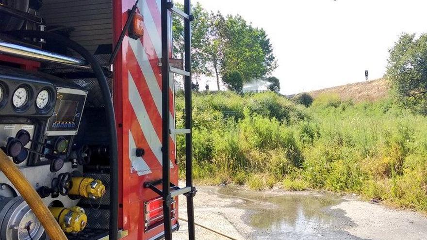 Un incendio y varios heridos por el mal uso de unos cohetes en Elviña