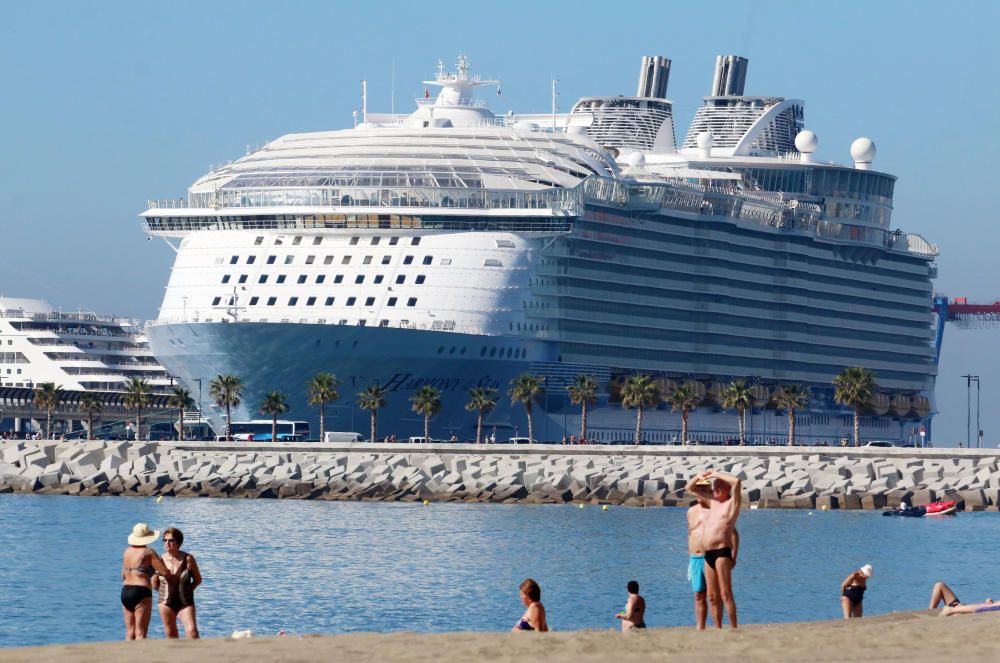 El crucero más grande del mundo, al igual que el Oasis y el Allure of the Seas, visita la capital de la Costa del Sol en una escala de diez horas.