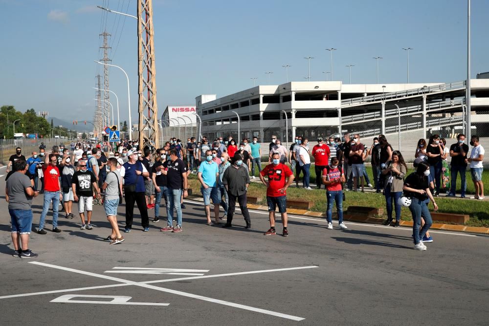Trabajadores de la planta de Nissan en la Zona Franca de Barcelona protestan ante el cierre