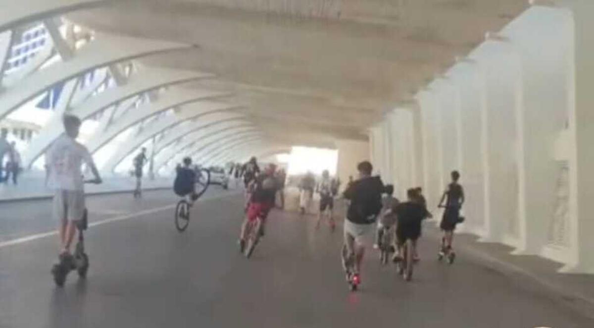 Imagen de una quedada de patinetes y bicis en València