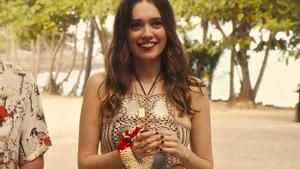 Aimee Lou Wood da vida a Chelsea, una joven de Manchester que llega al resort con su novio, que parece ocultar algo.