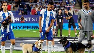 Brian Oliván, Omar y Pacheco, junto a unos perros, el sábado pasado antes del partido ante el Valladolid en el Stage Front Stadium
