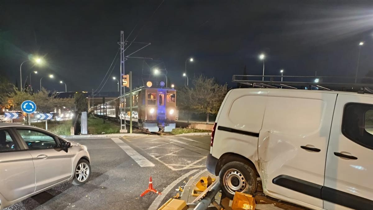 Accidente entre el tren de Sóller y un coche en el paso a nivel de Son Hugo