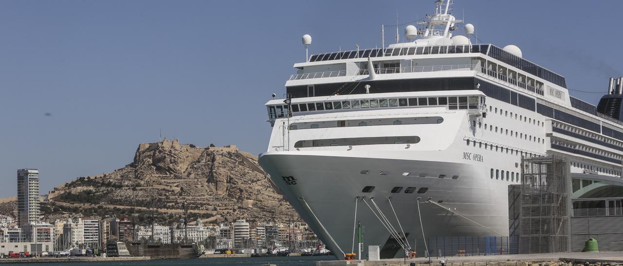 Una barco de la naviera MSC amarrado en la terminal de cruceros del puerto de Alicante