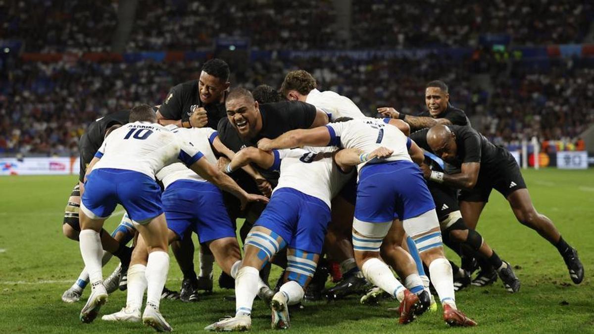 Nueva Zelanda carga en un maul contra Italia en el Mundial de rugby.
