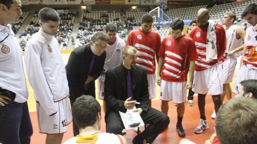 Zan Tabak donant instruccions en un temps mort a Fontajau.