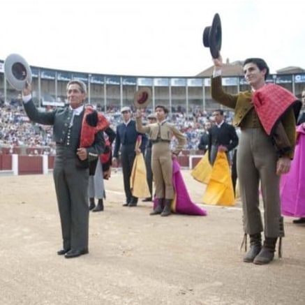 Andrés Vázquez Alberto Durán saludan antes de iniciar la faena.