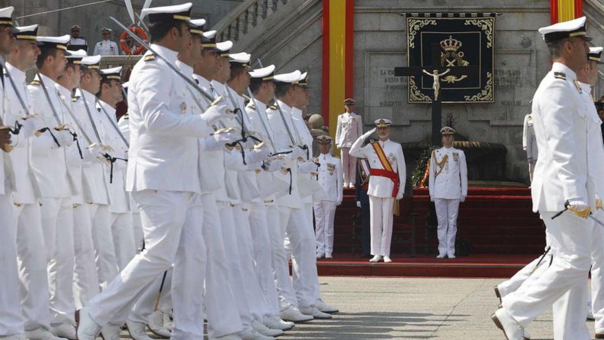 El Rey preside la entrega de despachos en la Escuela Naval de Marín con el ‘Pitanxo’ en el recuerdo