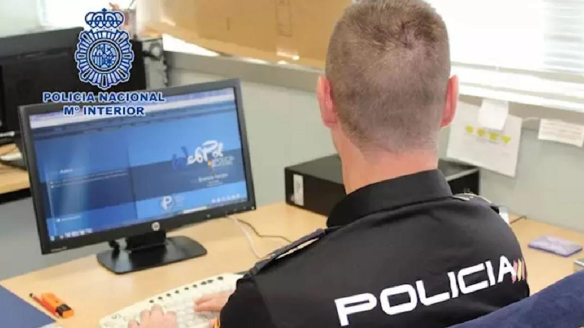 La Policía Nacional lanza una advertencia por una estafa online al consultar páginas web.
