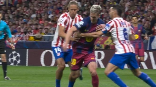 El Barça pidió penalti de Marcos Llorente sobre Dani Olmo