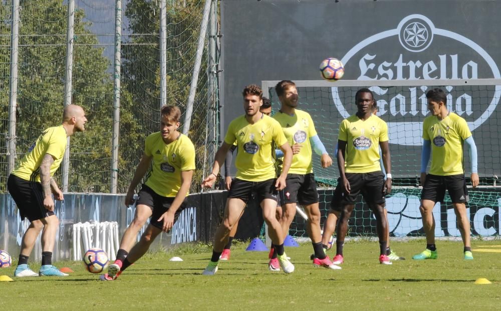 El entrenador argentino estuvo de buen humor y participó en los ejercicios junto a los jugadores en su último entrenamiento en A Madroa