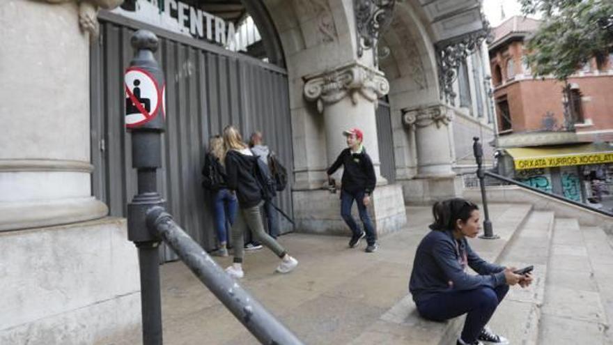 El Mercat prohíbe sentarse en la escalera