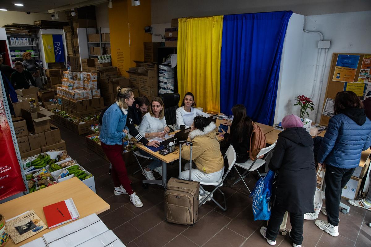 La Asociacion de ucranianos Djerelo que ayudan a los refugiados que están en Barcelona con alimentos, ropa, productos primera necesidad y lo hacen en vía Laietana 33 en el centro