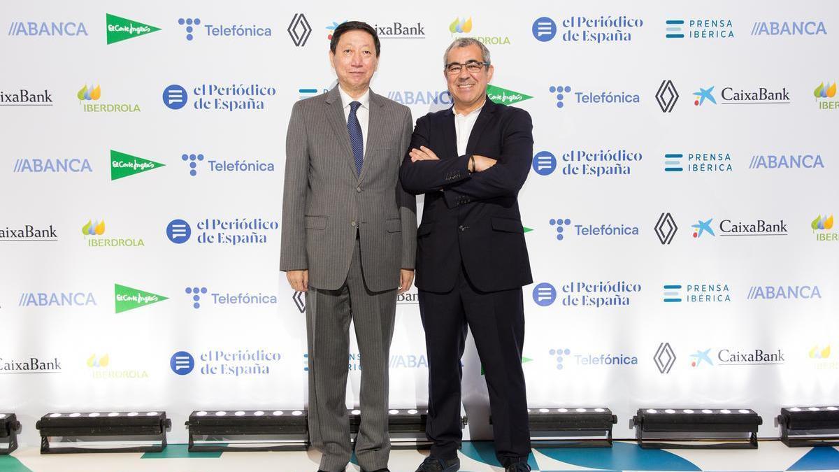Wu Haitao, embajador de China en España, con Jesús Javier Prado Rodero, gerente de El Periódico de España.