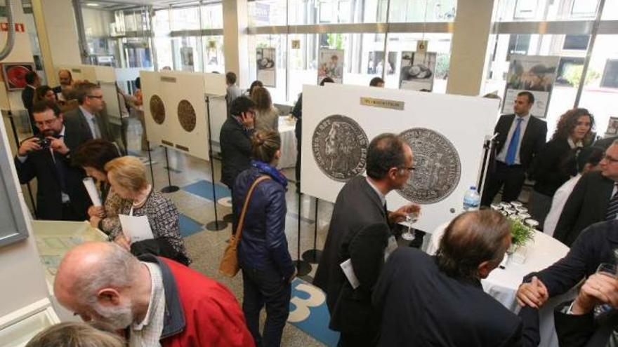 La inauguración de la muestra ayer, en la oficina del BBVA en Vigo, concentró a numeroso público. // JDA