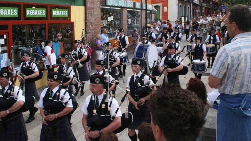 Desfile de una banda de gaitas escocesa por Candás.