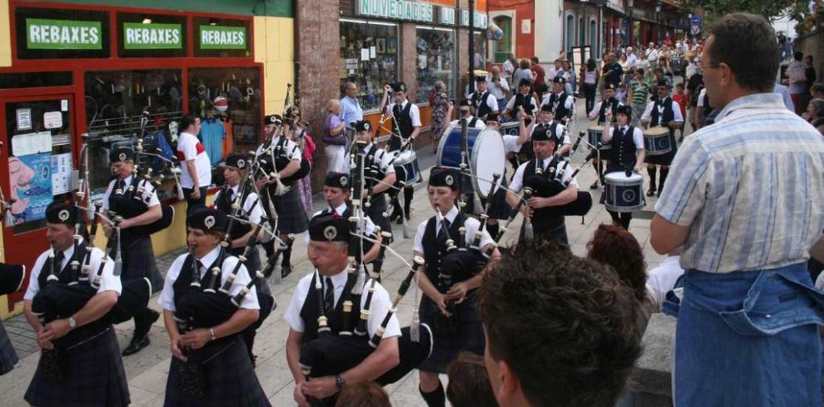 Desfile de una banda de gaitas escocesa por Candás.