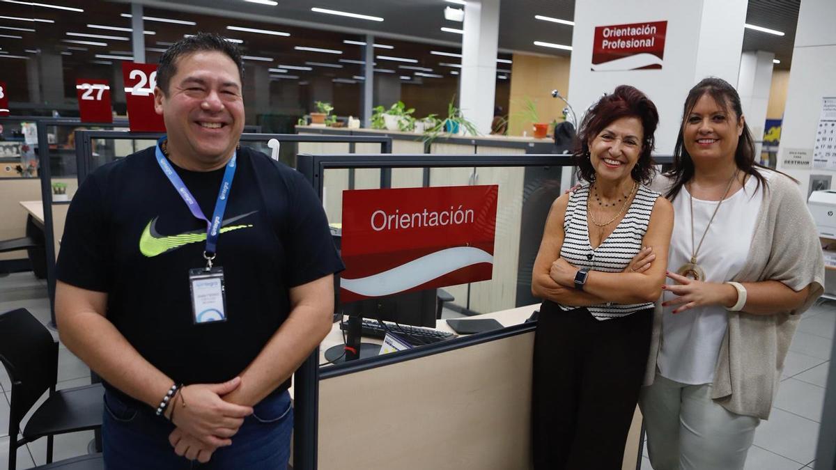 Juan Ceballos, reincorporado al mercado laboral gracias a los programas de orientación e inserción del Inaem, junto a María Teresa Vieitez, directora de la oficina de Compromiso de Caspe, y Ana Calvo, tutora de empleo.