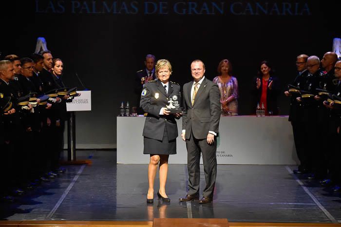 Entrega de Honores y distinciones por el día de ...