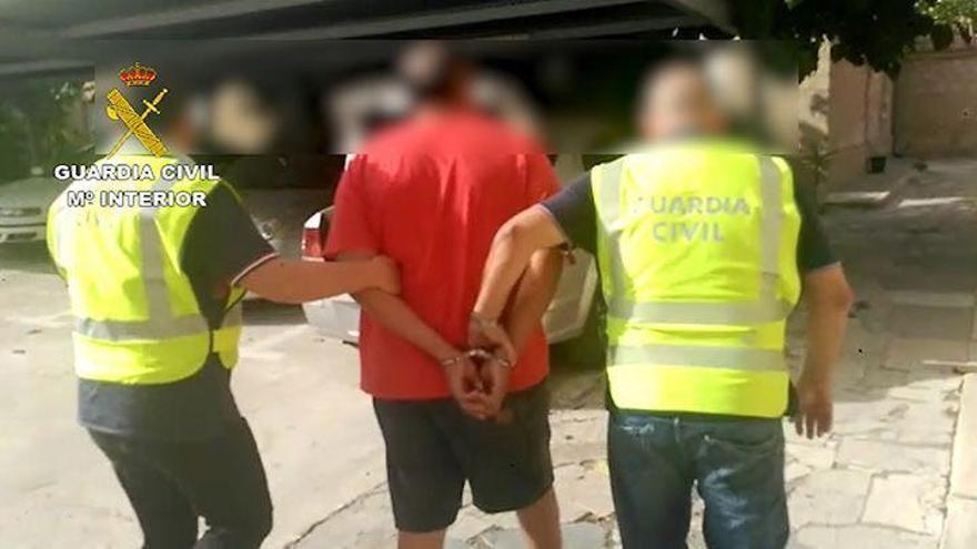 Agentes de la Benemérita detienen al presunto autor del crimen.