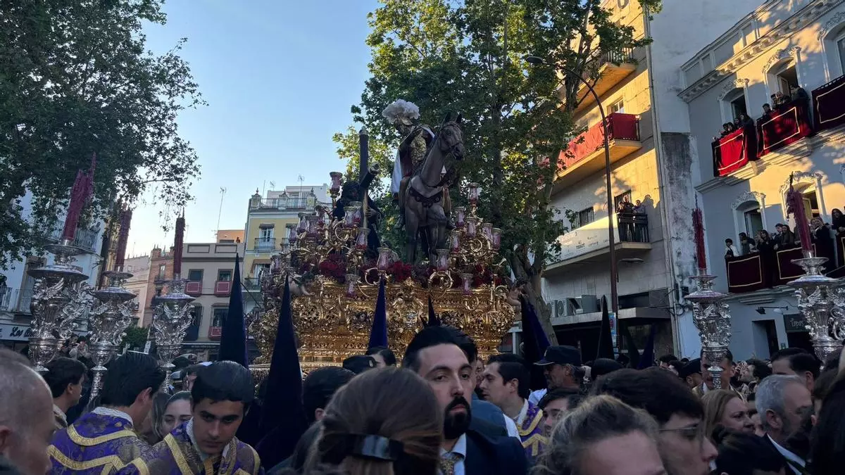 Vídeo | Llega el Cristo de las Tres Caídas al Baratillo