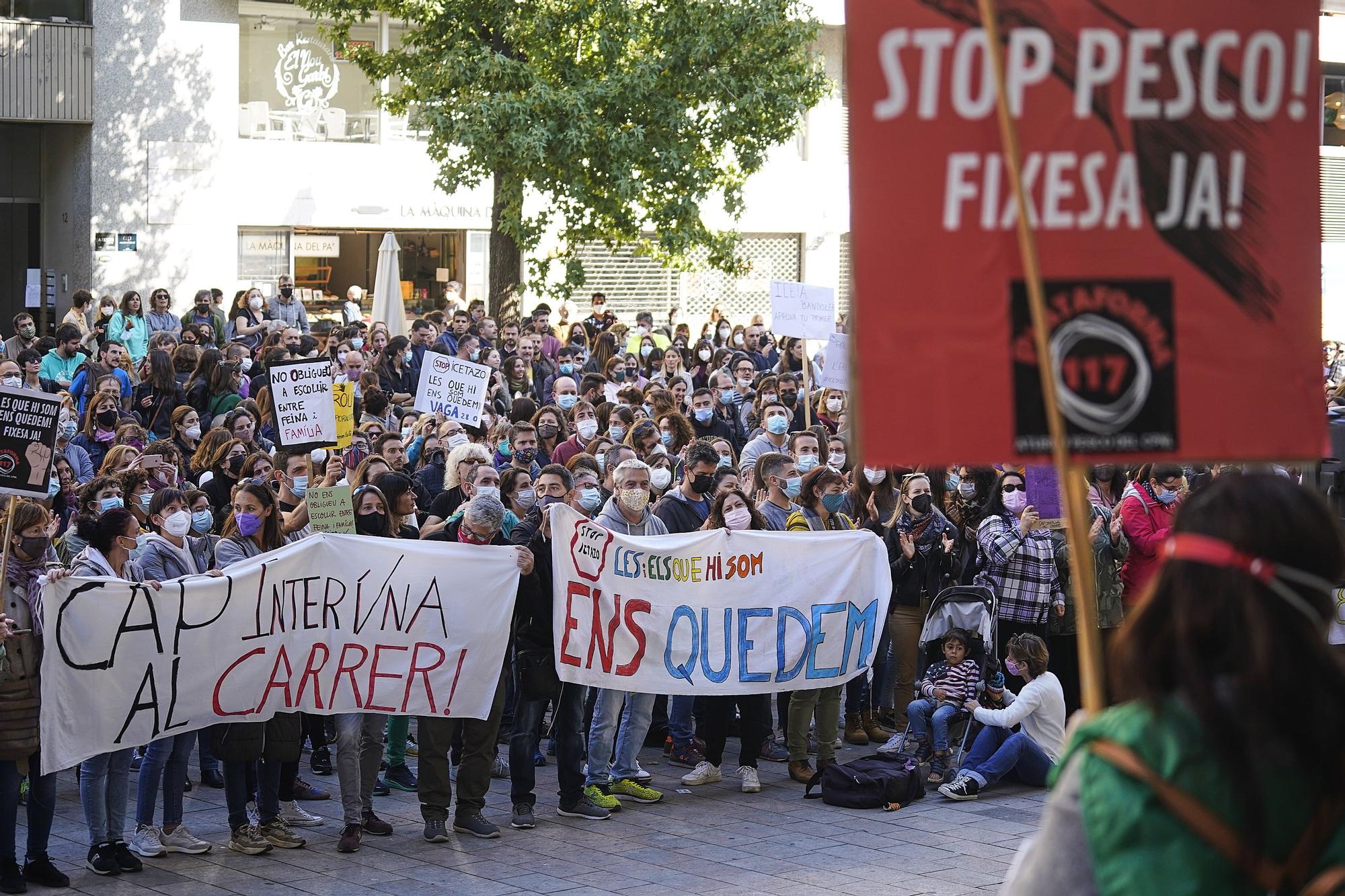 Centenars de professors es concentren a la Delegació del Govern a Girona en contra de la temporalitat