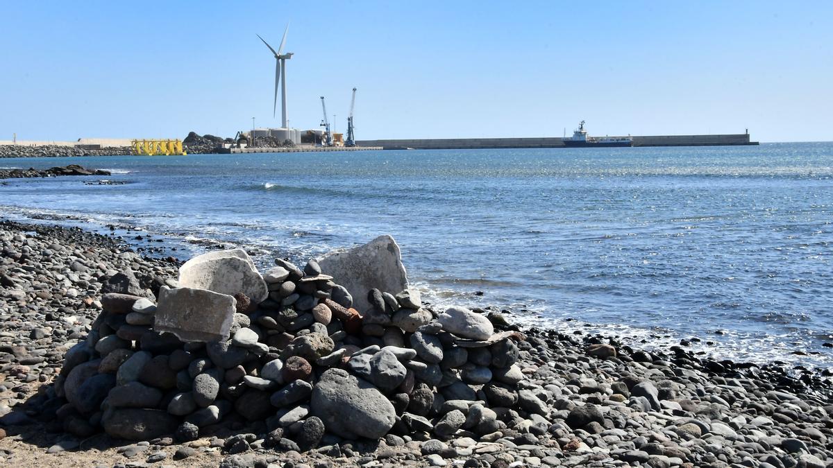 Vista del Puerto de Arinaga desde el litoral de la Bahía de Formas y la desembocadura del Barranco de El Polvo