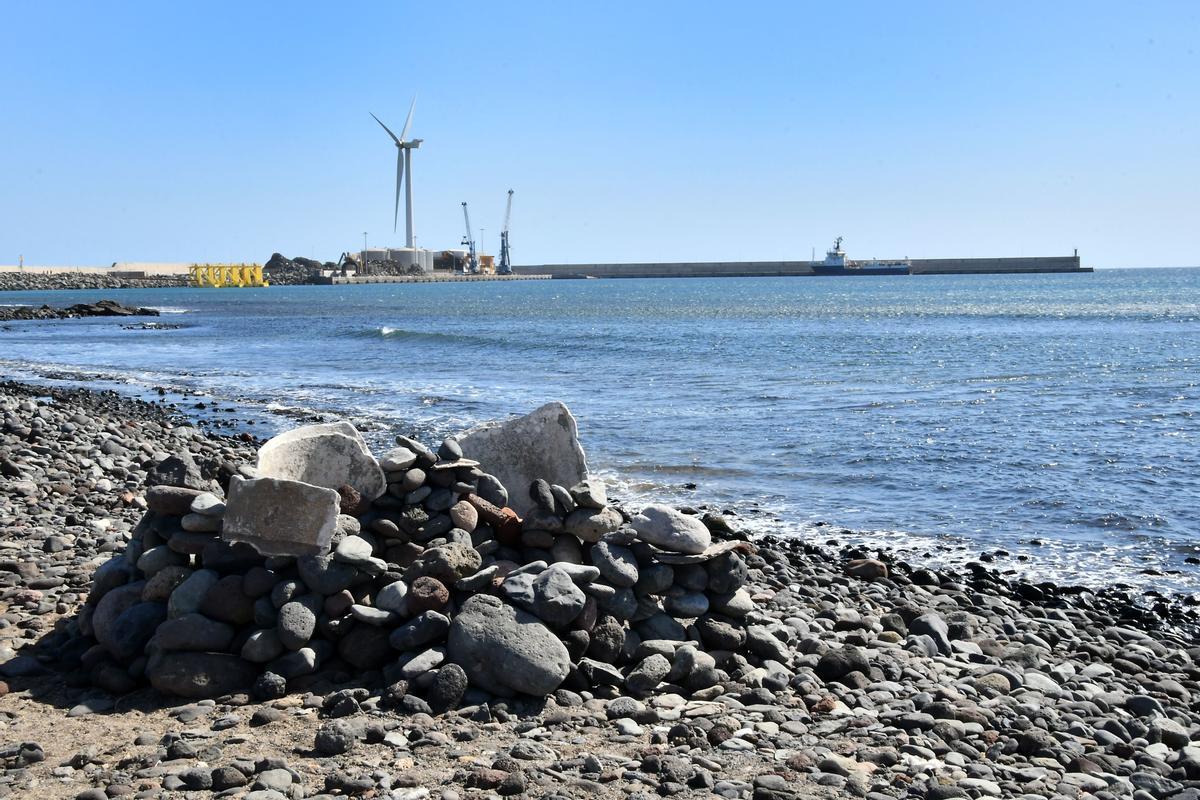 Vista del Puerto de Arinaga desde el litoral de la Bahía de Formas y la desembocadura del Barranco de El Polvo