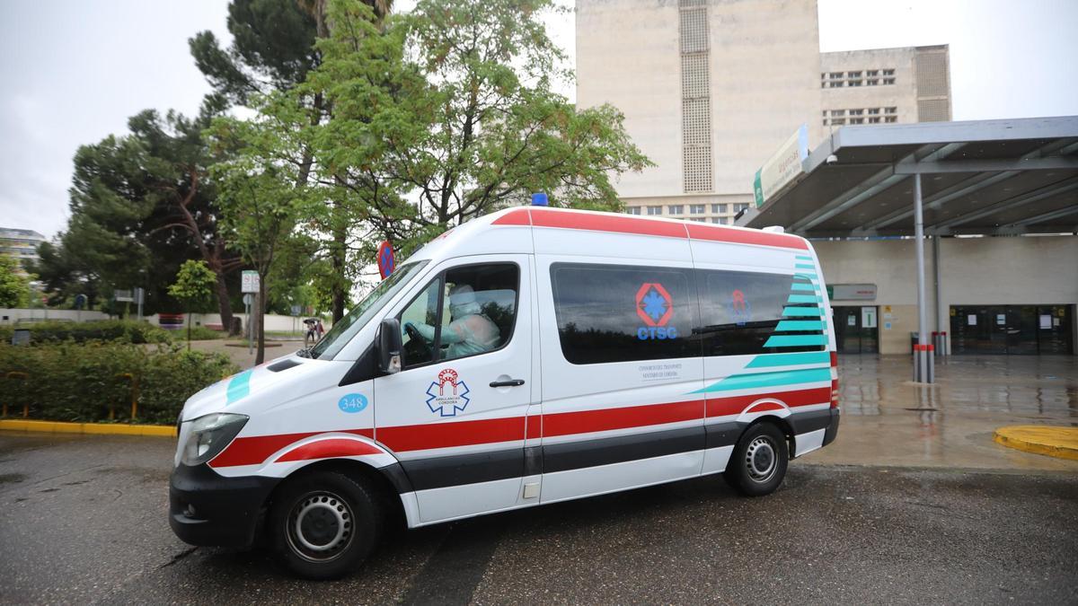 Imagen de archivo de una ambulancia en Córdoba.