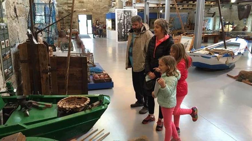 Visitantes en el Museo da Salga, ayer. // Muñiz