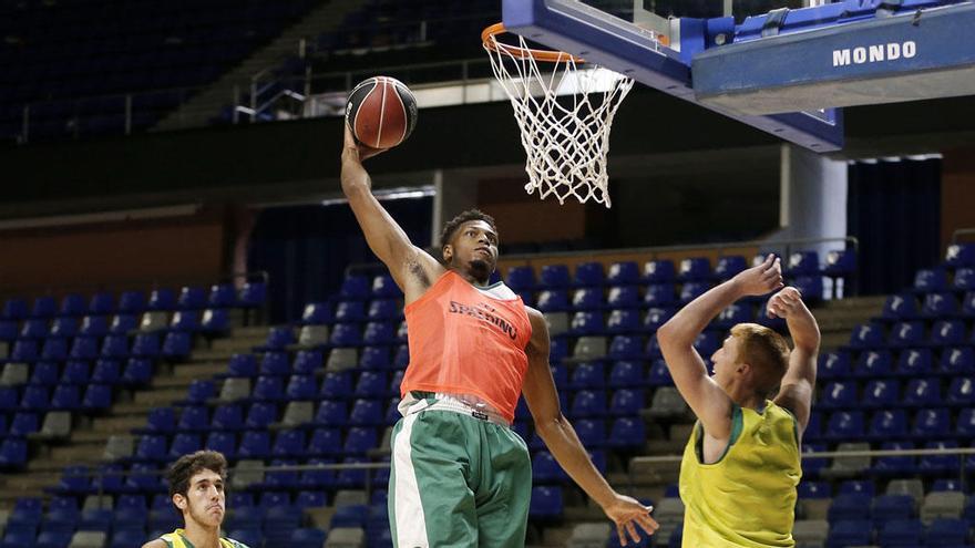 Jeff Brooks machaca el aro en un entrenamiento de esta semana en el Martín Carpena.