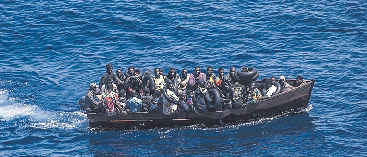 Un grupo de inmigrantes a bordo de un barco frente a las costas de la isla italiana de Lampedusa, el pasado mes de junio.