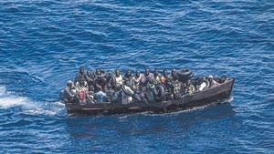 Un grupo de inmigrantes a bordo de un barco frente a las costas de la isla italiana de Lampedusa, el pasado mes de junio.