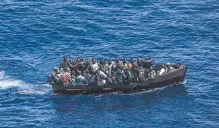 Deportaciones "en masa" y "cárceles flotantes": así endurece Europa sus políticas migratorias