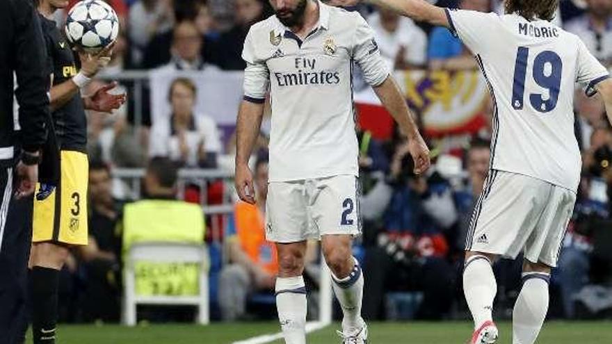 Carvajal sale del campo en un partido del Real Madrid. // Efe